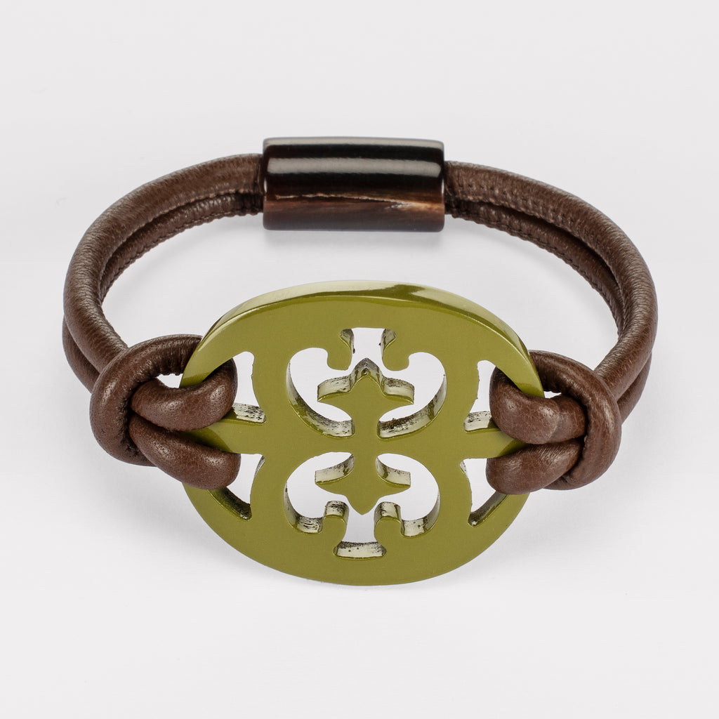 Lulu bracelet: Carved Baroque bracelet in natural buffalo horn. Color: pear.