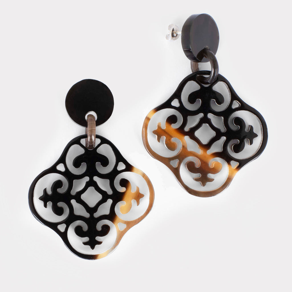 Dora earrings: Carved Baroque earrings in buffalo horn. Color: brown shades.