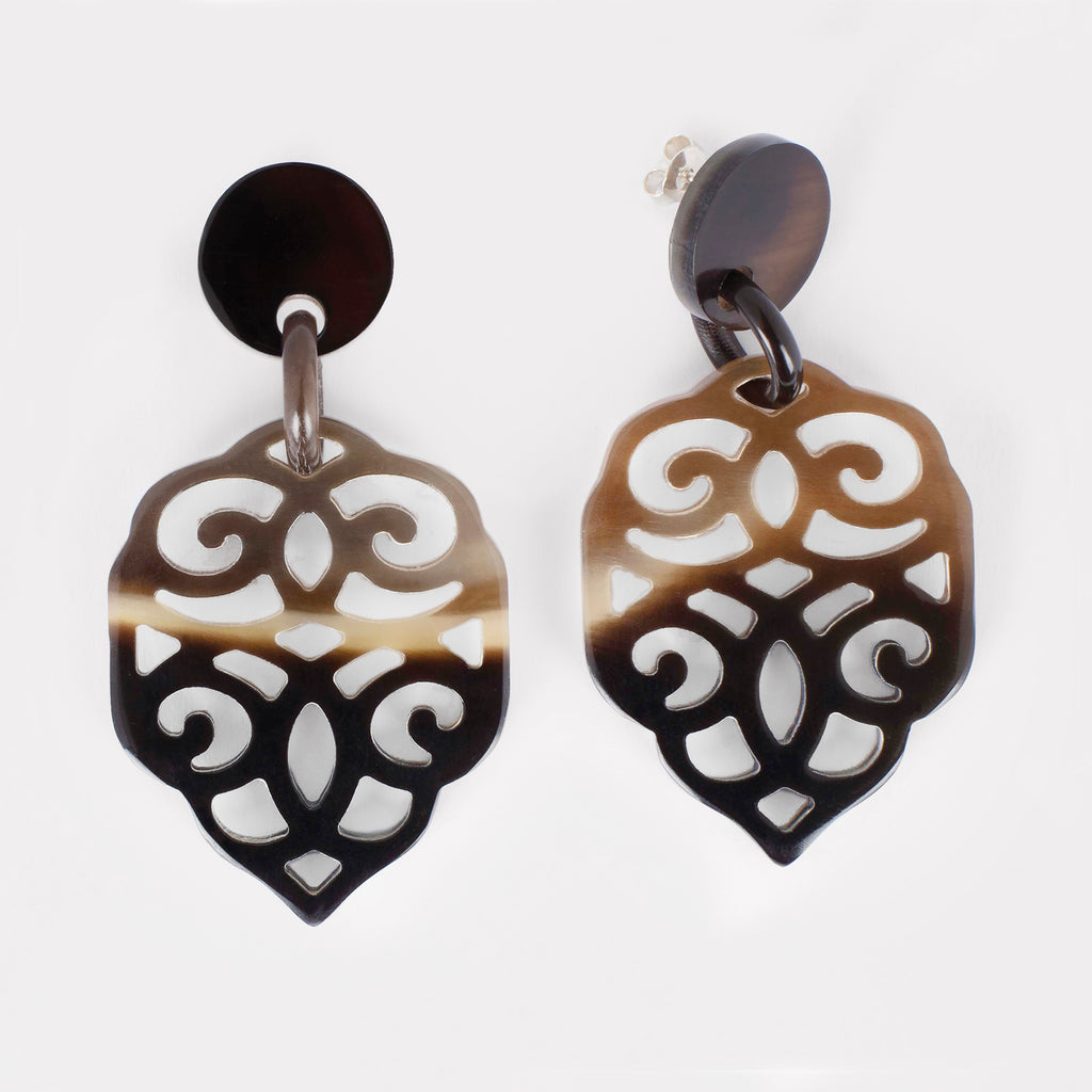 Nuba earrings: Carved drop ornament earrings in buffalo horn. Color: brown shades.