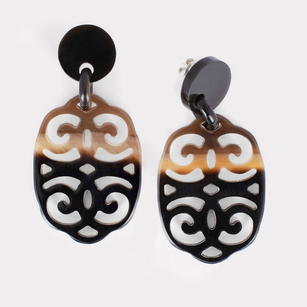 Anita earrings: Carved ornament earrings in buffalo horn. Color: brown shades.