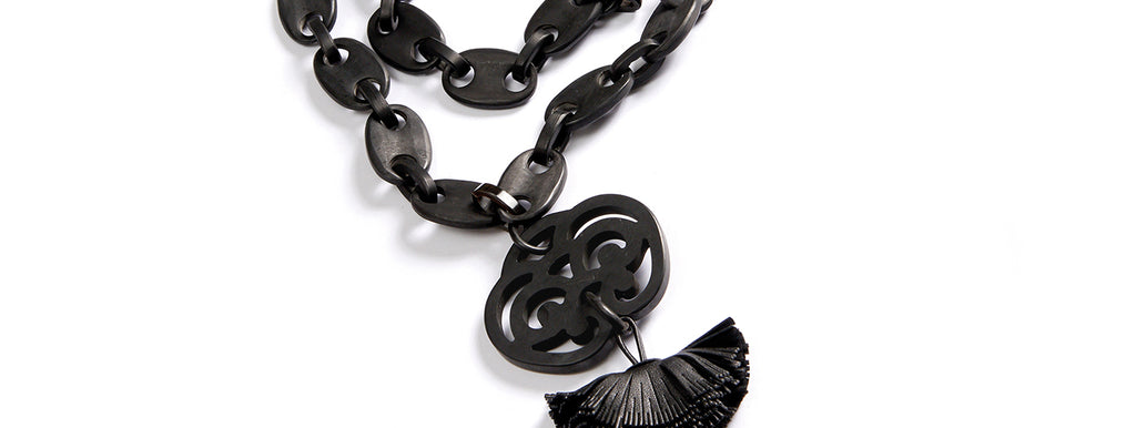 Caro Black necklace: Thick Japanese pendant in black mat buffalo horn, thick oval necklace with a clasp and a wide Nappa tassel.