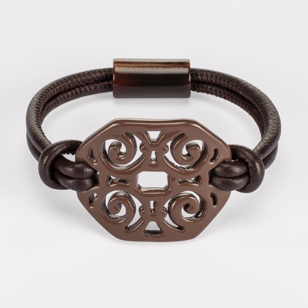 Elena bracelet: Carved Artdeco bracelet in natural buffalo horn. Color: nude.