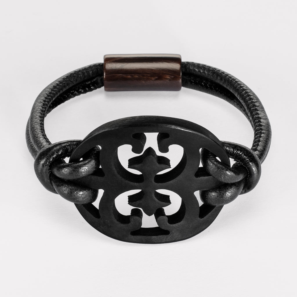 Lulu bracelet: Carved Baroque bracelet in natural buffalo horn. Color: black mat..