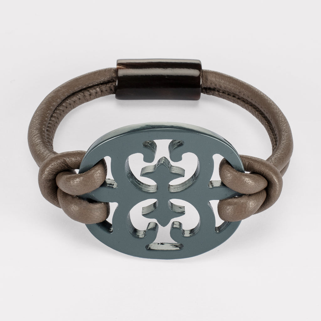 Lulu bracelet: Carved Baroque bracelet in natural buffalo horn. Color: stone..
