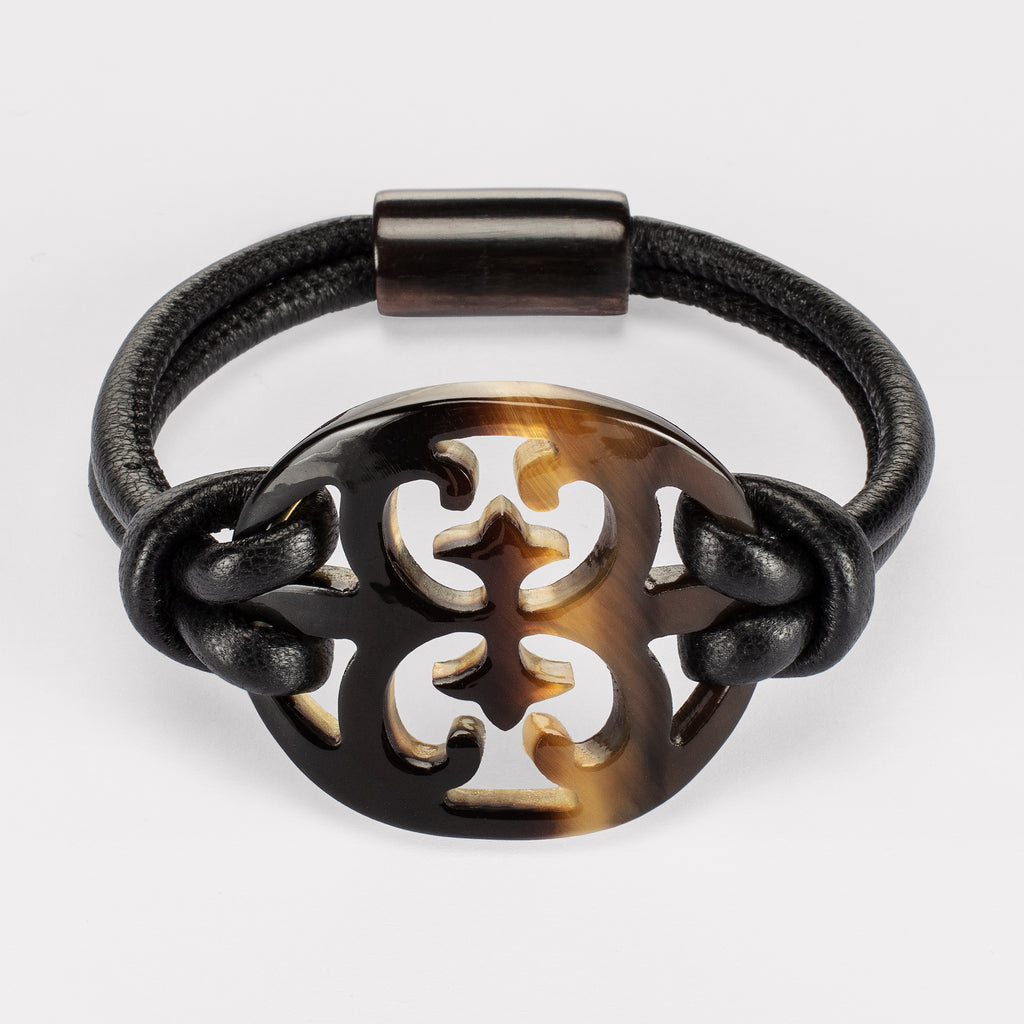 Lulu bracelet: Carved Baroque bracelet in natural buffalo horn. Color: brown shades.
