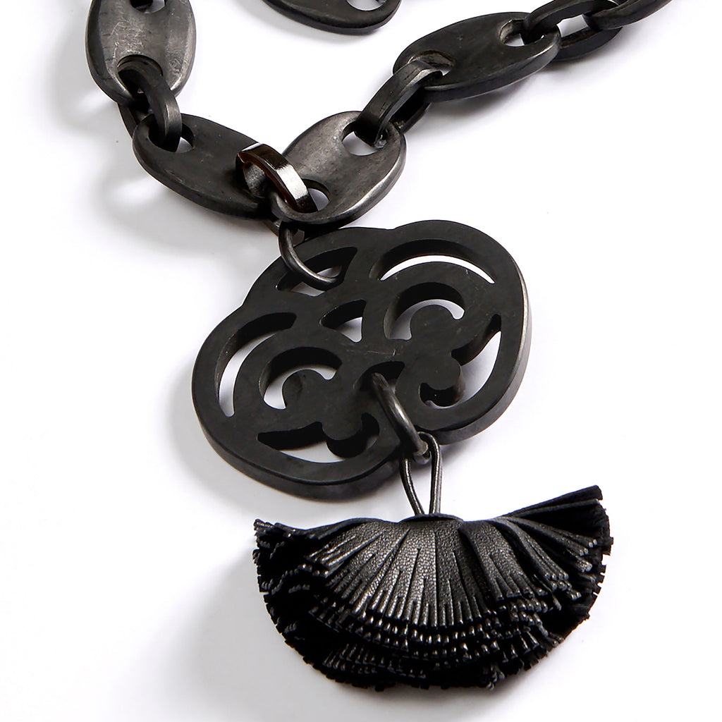 Caro Black necklace: Thick Japanese pendant in black mat buffalo horn, thick oval necklace with a clasp and a wide Nappa tassel.
