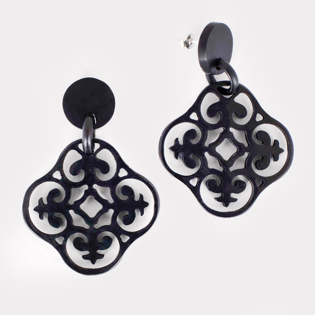 Dora earrings: Carved Baroque earrings in buffalo horn. Color: black mat.