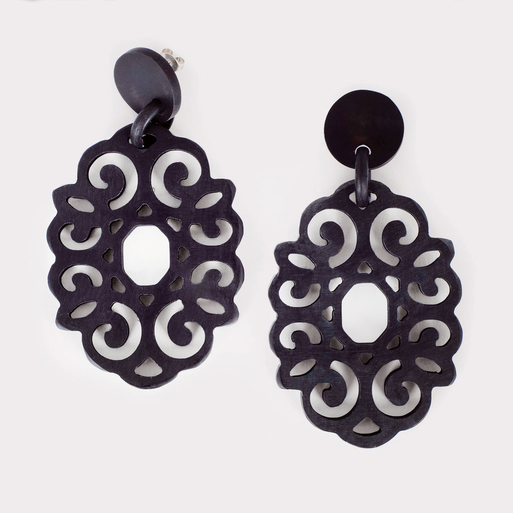 Majestic earrings: Large carved ornament earrings in buffalo horn. Color: black mat.