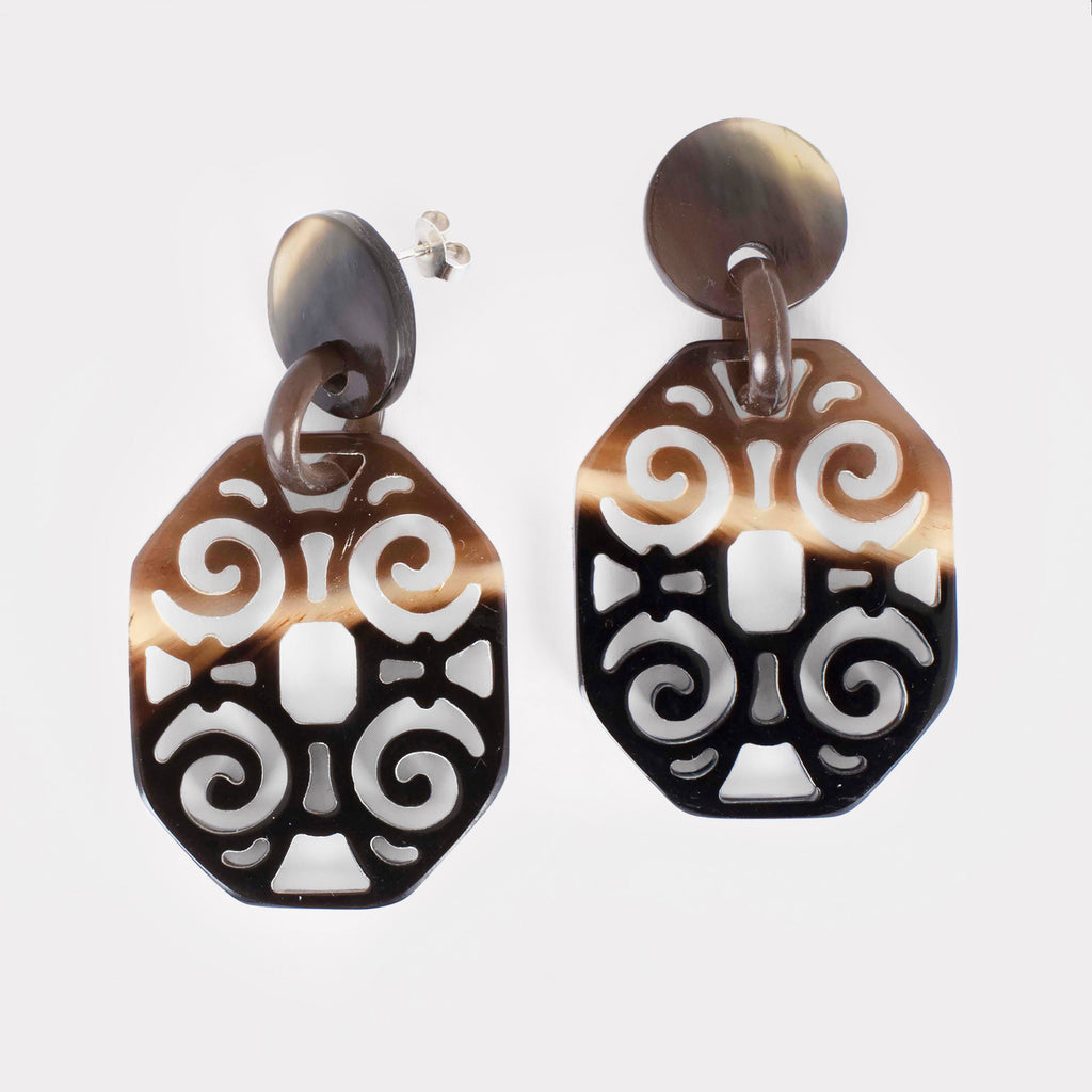 Elsa earrings: Carved Artdeco earrings in buffalo horn. Color: brown shades.