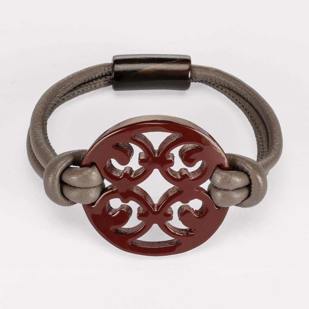 Porto Gothic bracelet: Carved Gothic bracelet in natural buffalo horn. Color: garnet..