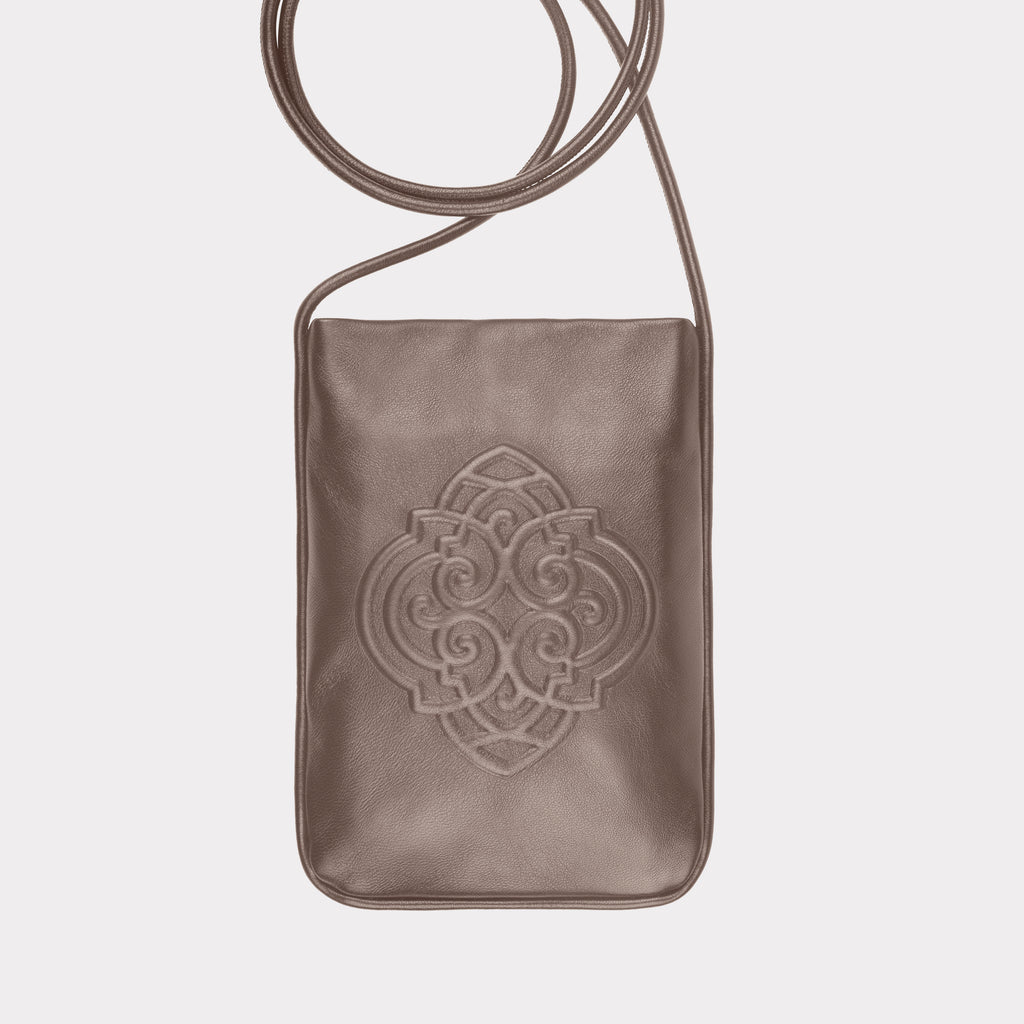 Carmen pouch: Embossed cross-body leather bag. Color: taupe.
